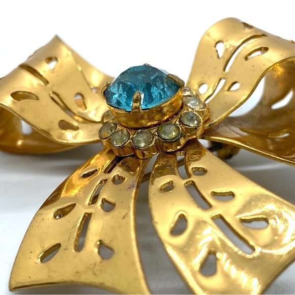 Vintage Goldtone Blue Rhinestone Bow Cut Out Brooch - Picture 5 of 7